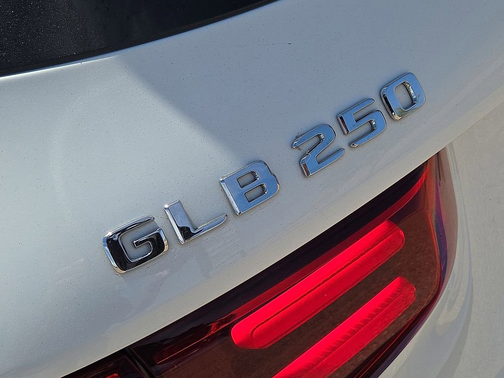 Used 2025 Mercedes-Benz GLB 250 4MATIC image 11