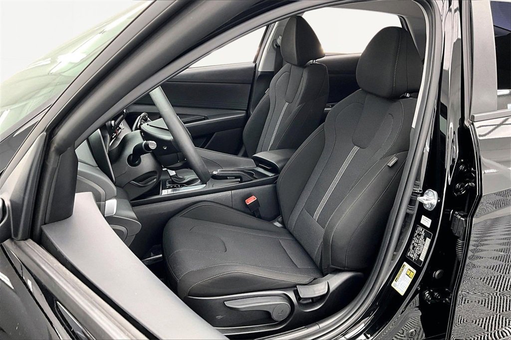 Used 2025 Hyundai Elantra SE image 25