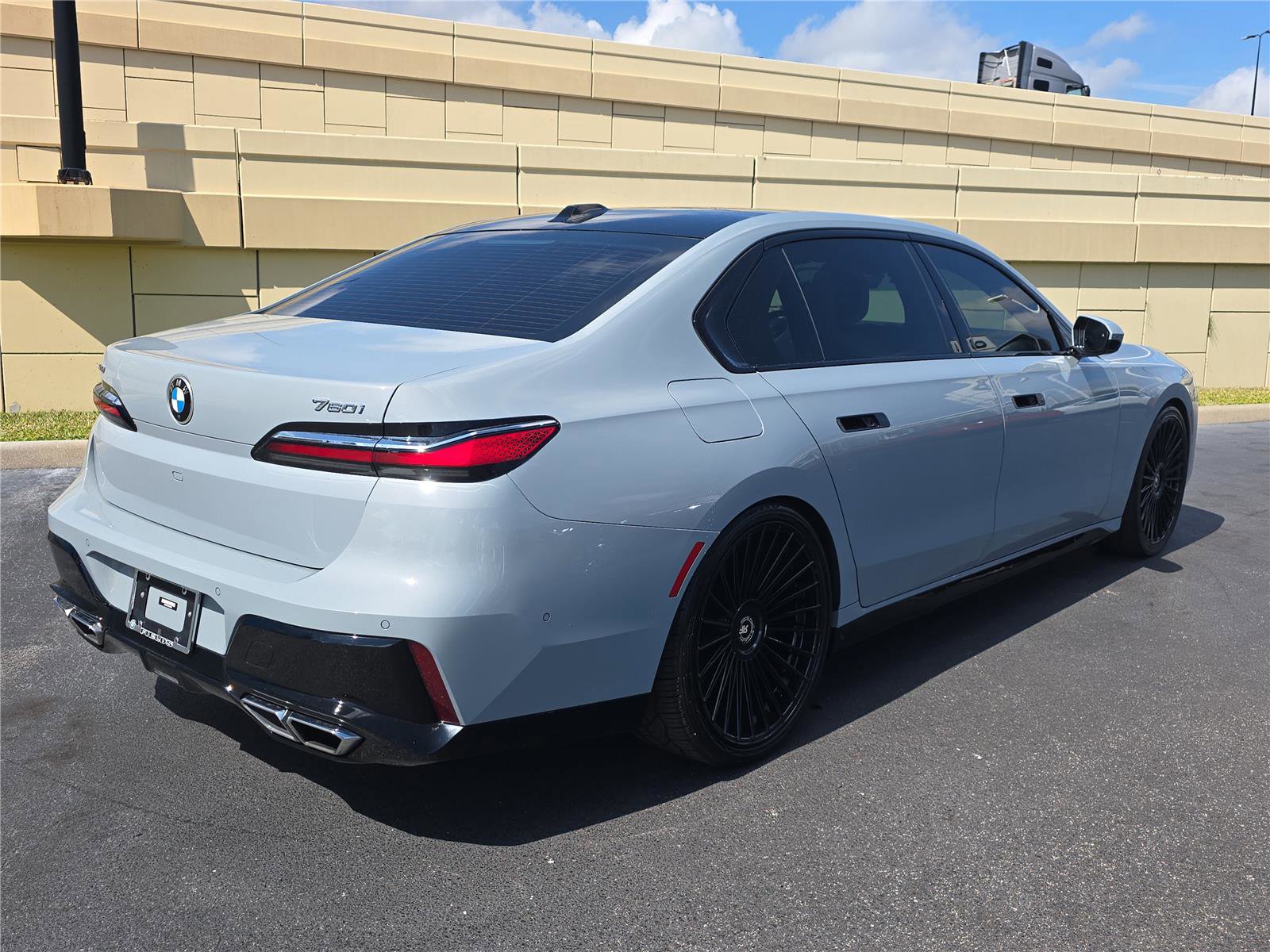 Used 2023 BMW 760i xDrive w/ Luxury Rear Seating Package image 2