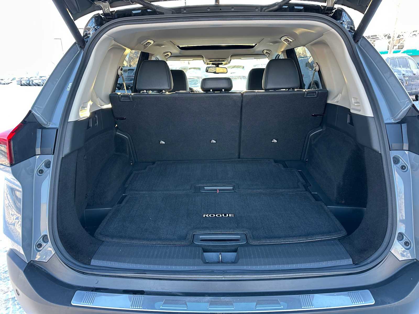 Used 2021 Nissan Rogue Platinum image 14