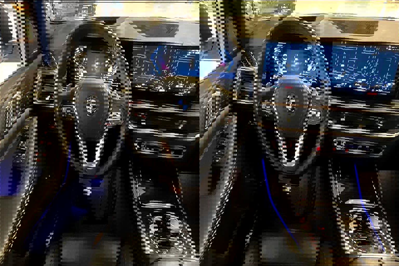 Used 2025 BMW X5 xDrive50e image 5