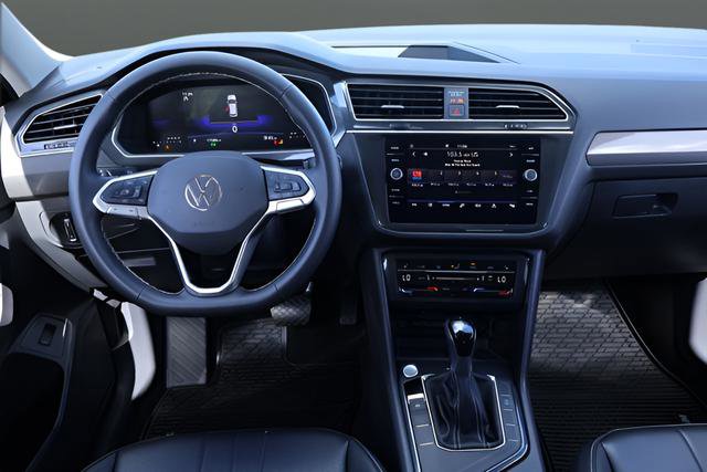 Certified 2024 Volkswagen Tiguan SE FWD image 16