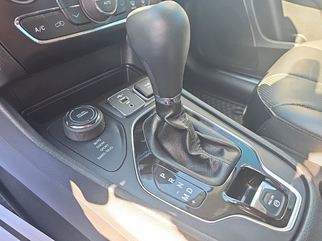 Used 2019 Jeep Cherokee Limited AWD/4WD image 31