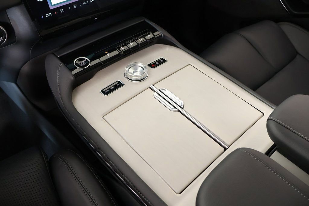 New 2025 Lincoln Navigator Reserve AWD/4WD image 8