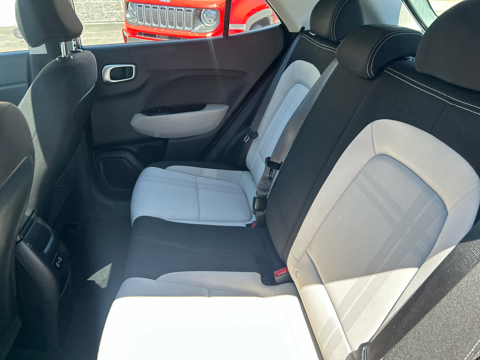 Used 2025 Hyundai Venue SEL FWD image 23
