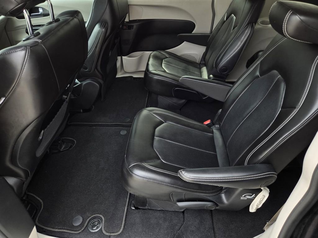 Used 2023 Chrysler Pacifica Touring-L image 11