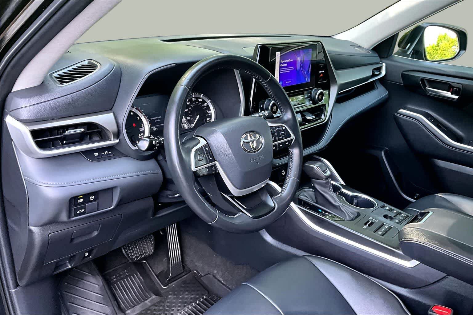 Used 2023 Toyota Highlander XLE AWD/4WD image 17