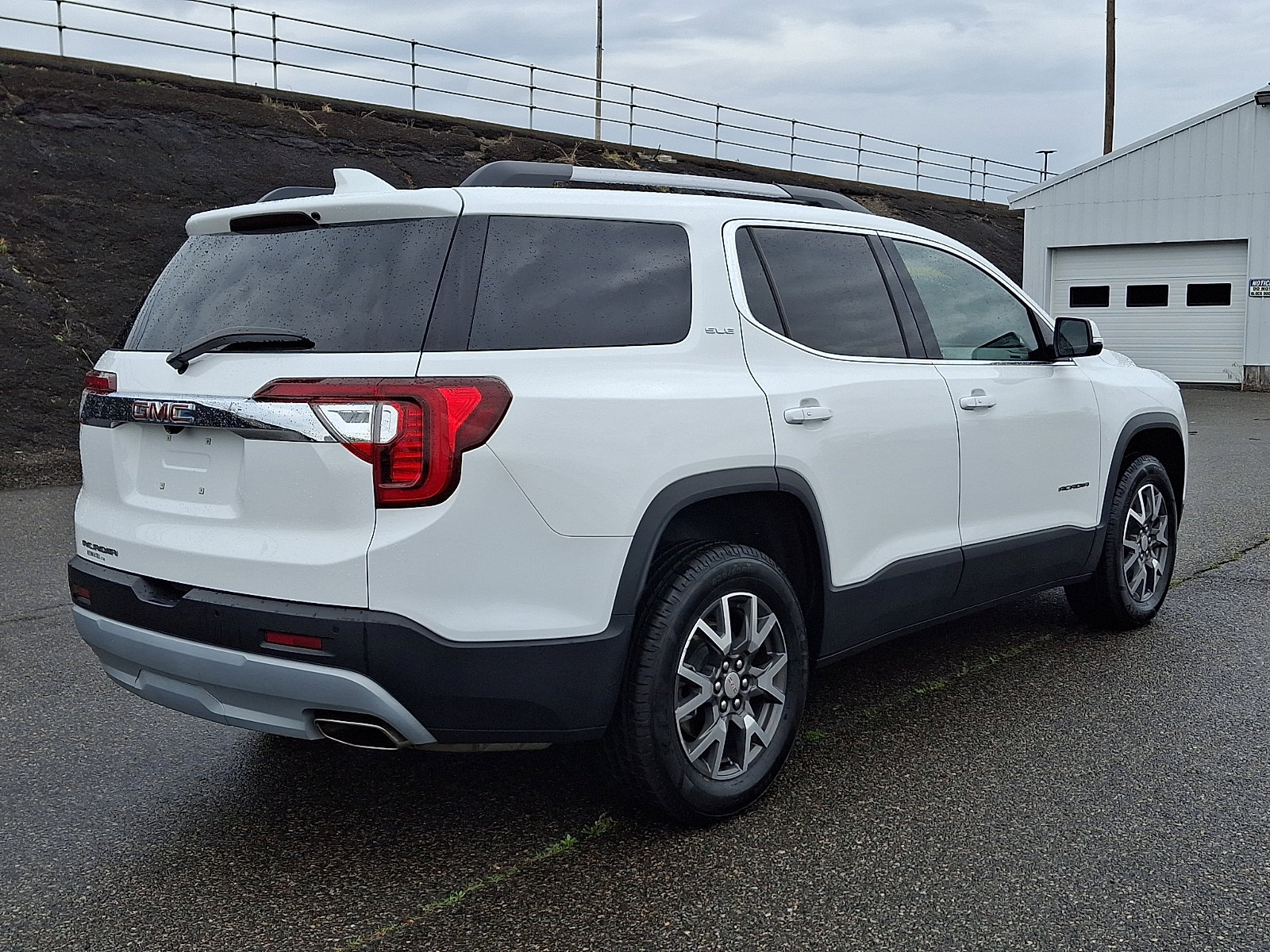 Certified 2023 GMC Acadia SLE w/ Driver Convenience Package FWD image 6