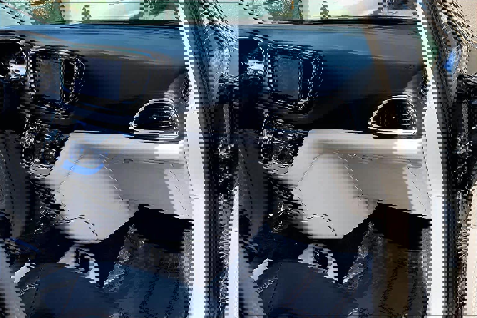 Used 2024 Chrysler Pacifica Touring-L image 18