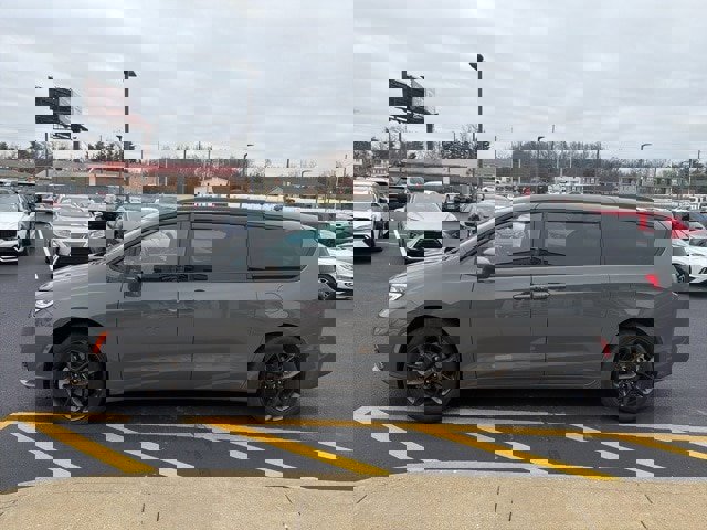 Used 2021 Chrysler Pacifica Touring w/ Uconnect Theater Family Group image 3