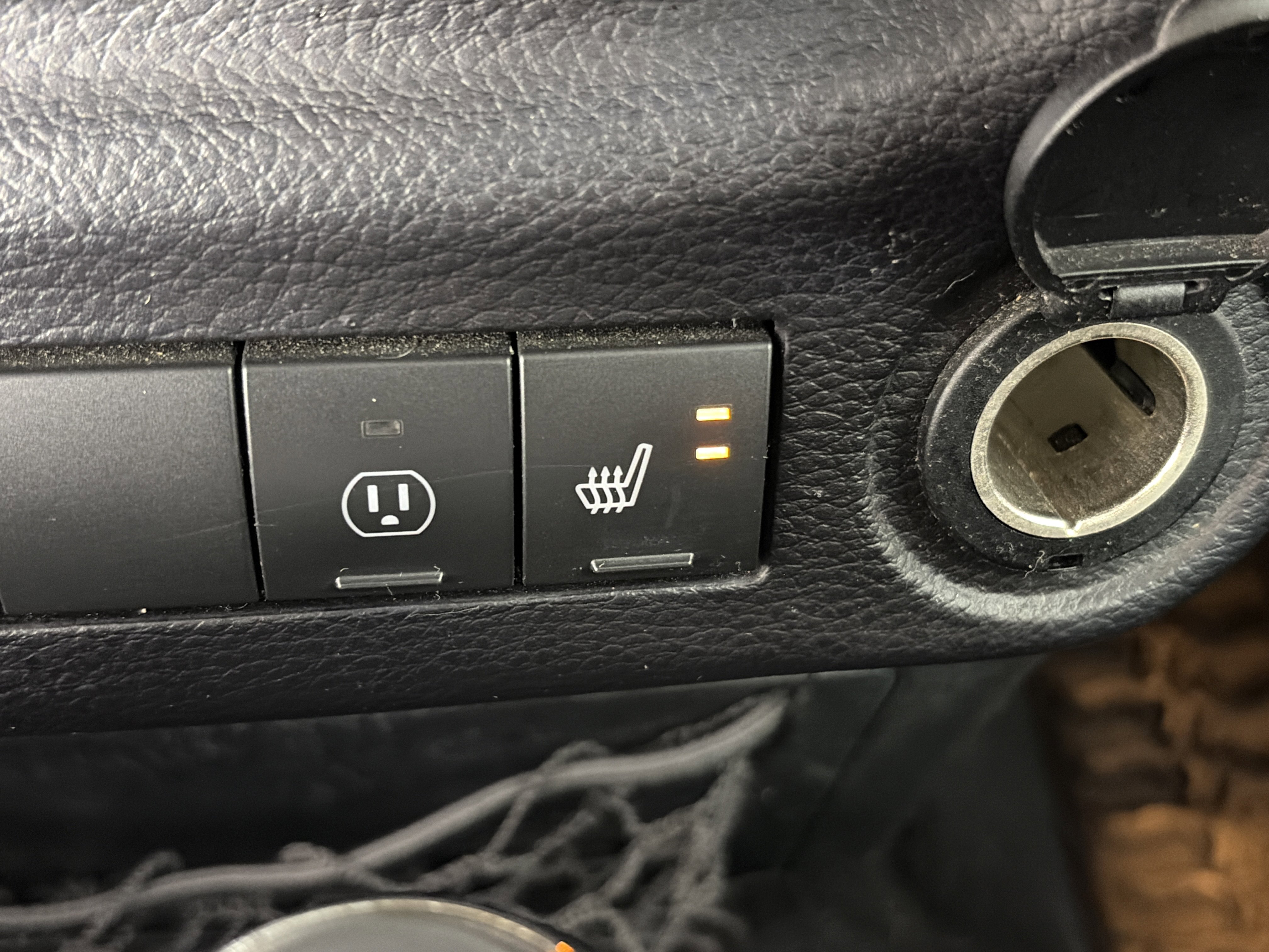 Used 2015 Jeep Wrangler Unlimited Sahara w/ Connectivity Group AWD/4WD image 22