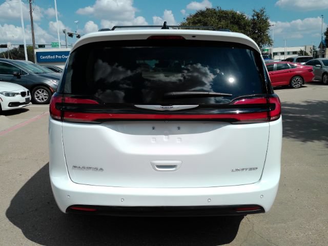 Used 2023 Chrysler Pacifica Limited FWD image 9