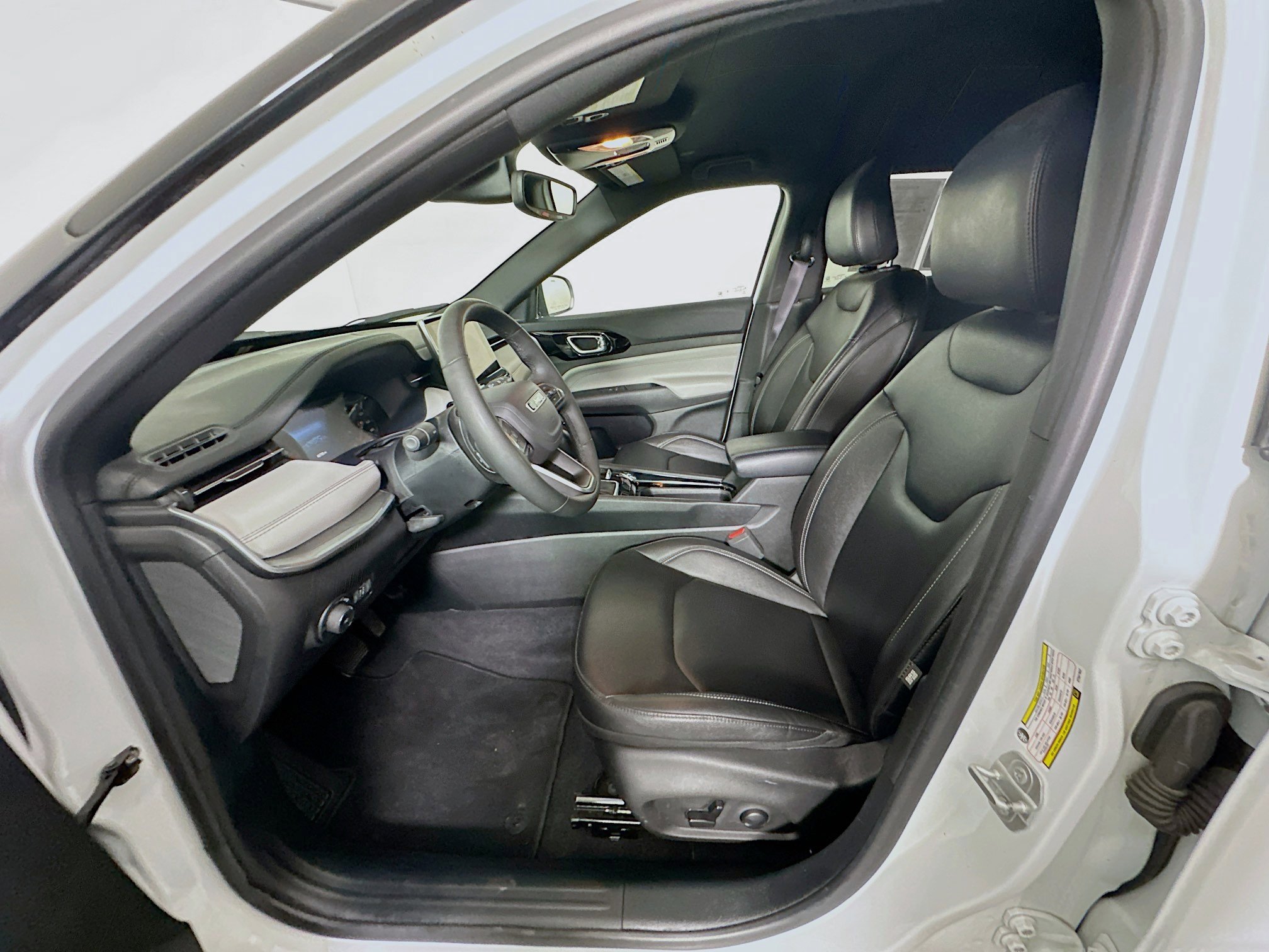 Used 2025 Jeep Compass Limited image 13