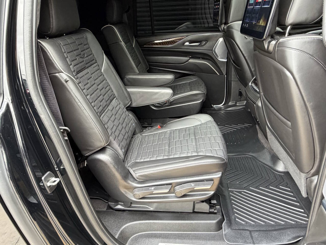 Used 2023 Cadillac Escalade ESV Sport Platinum w/ LPO, ONYX Package AWD/4WD image 22