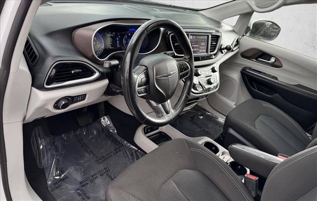 Used 2022 Chrysler Voyager LX FWD image 11