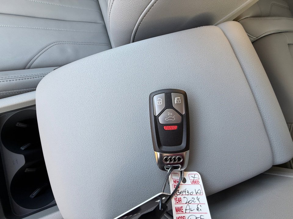 Used 2024 Audi Q5 e Premium w/ Convenience Package image 34