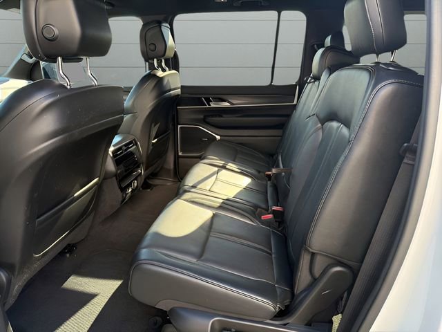 Used 2023 Jeep Wagoneer L Series II image 12