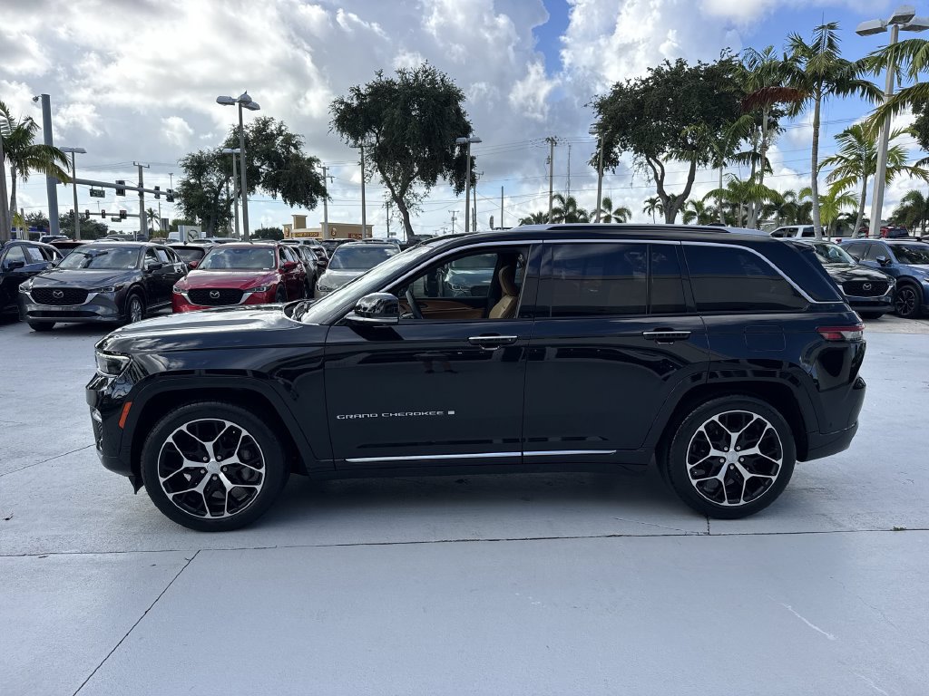 Used 2023 Jeep Grand Cherokee Summit AWD/4WD image 11