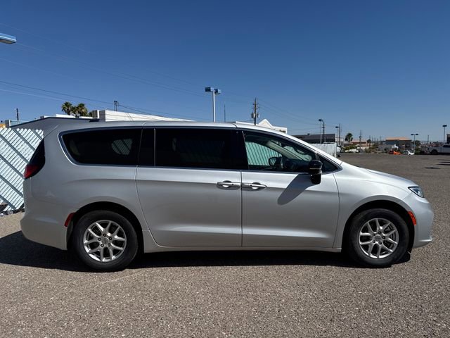 Used 2024 Chrysler Pacifica Touring-L FWD image 6