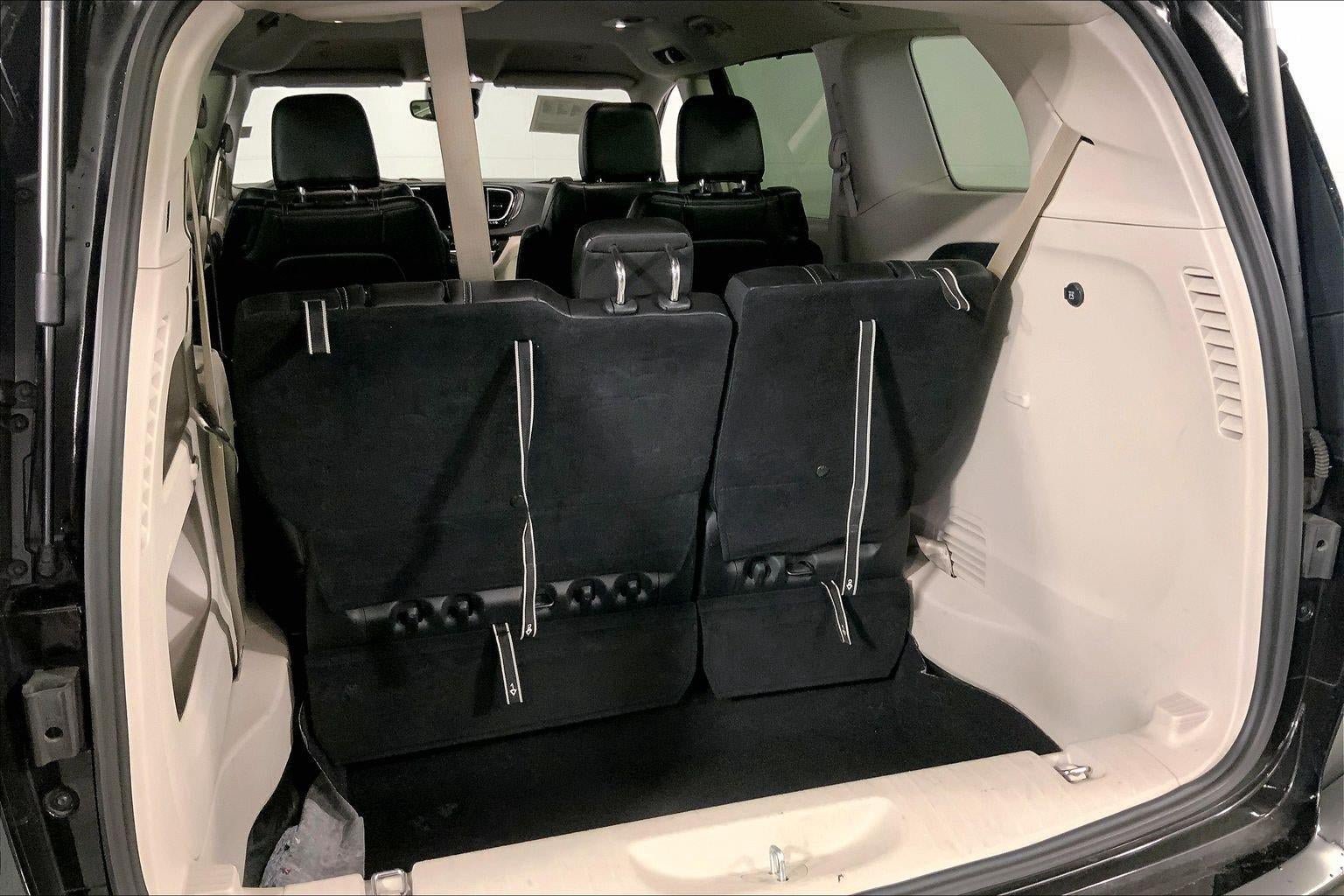 Used 2024 Chrysler Pacifica Touring-L FWD image 4