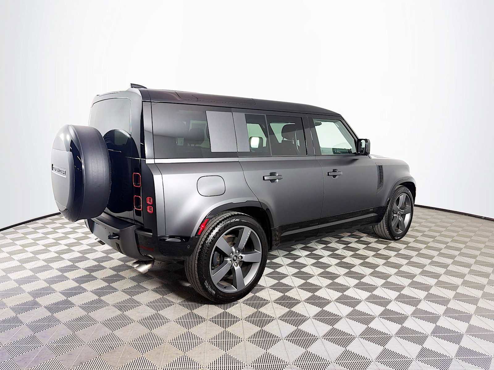 Used 2025 Land Rover Defender 110 V8 AWD/4WD image 5