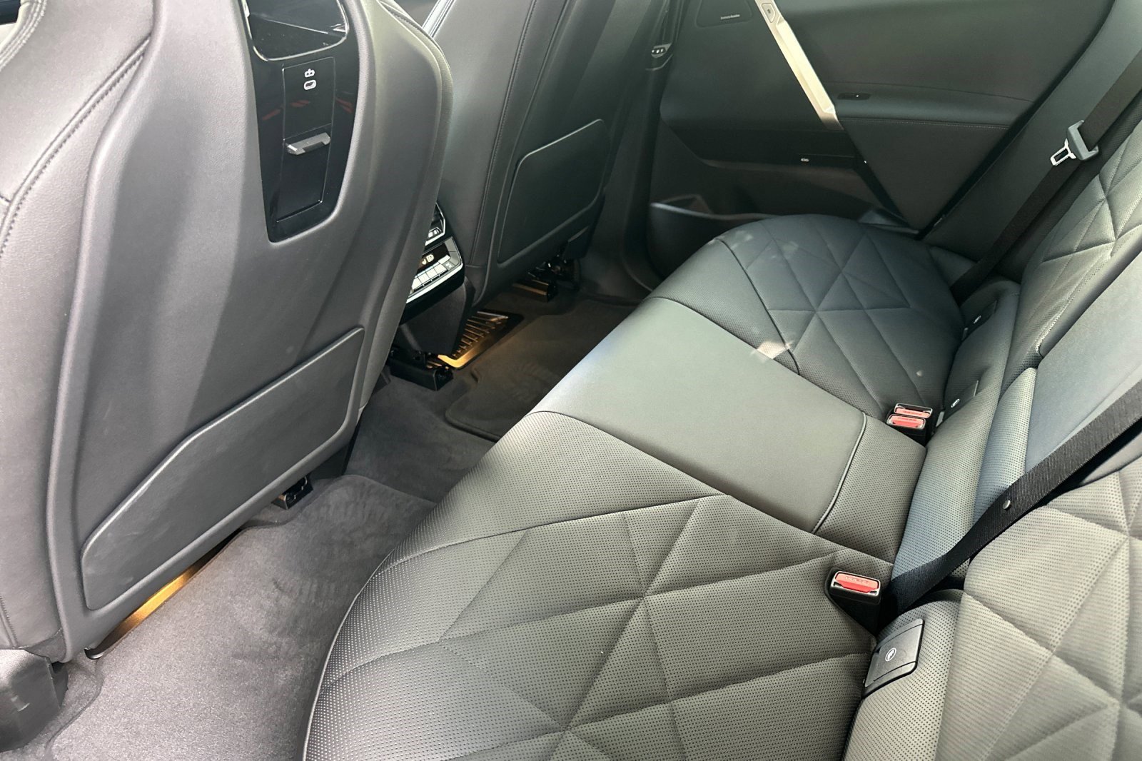 Used 2025 BMW iX xDrive50 w/ Sport Package image 15