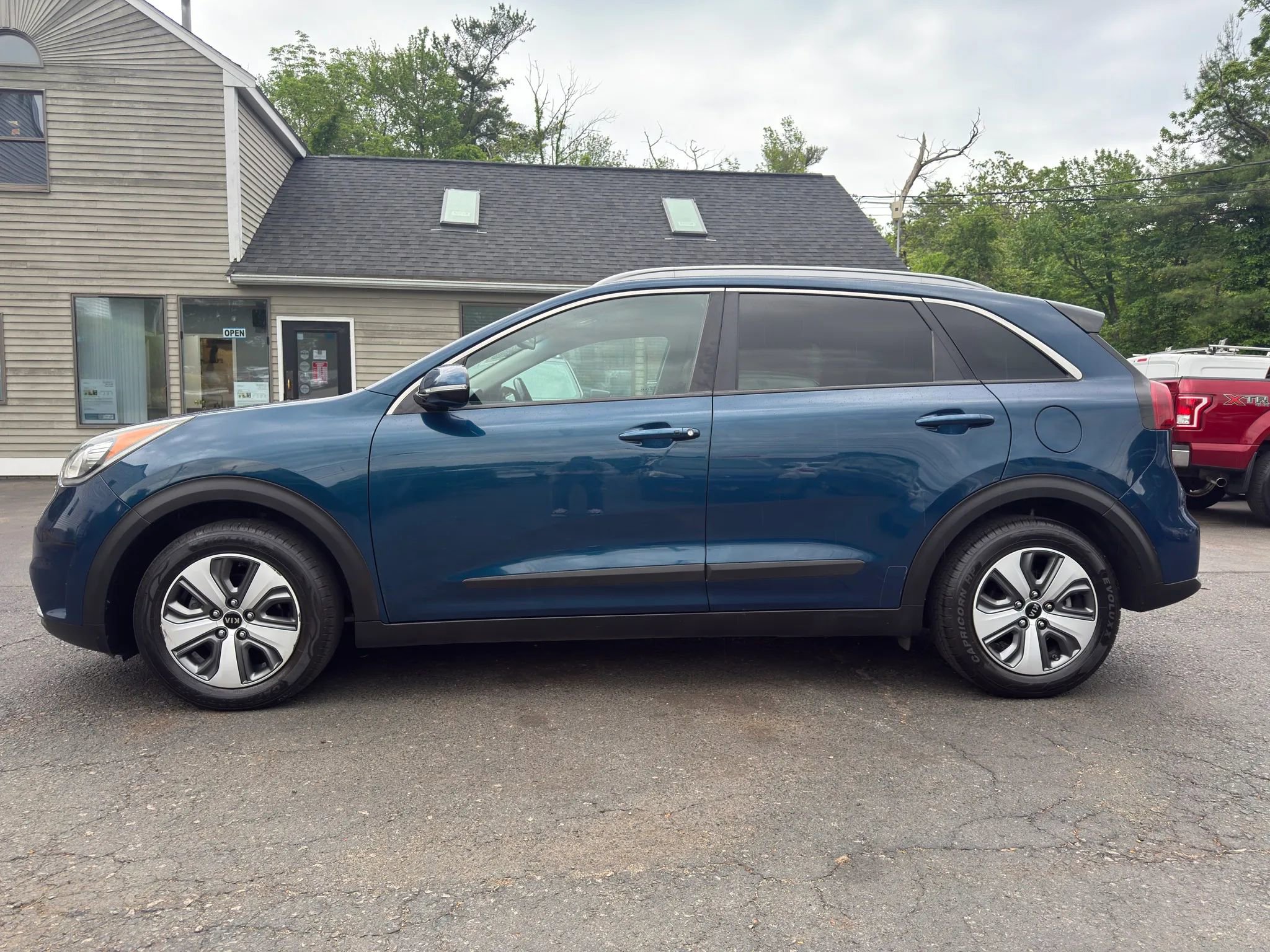 Used 2019 Kia Niro EX FWD image 4