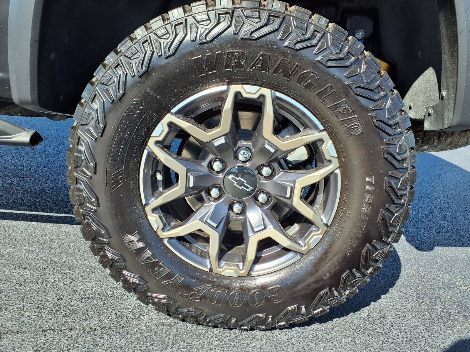 Used 2024 Chevrolet Colorado ZR2 w/ Technology Package AWD/4WD image 39