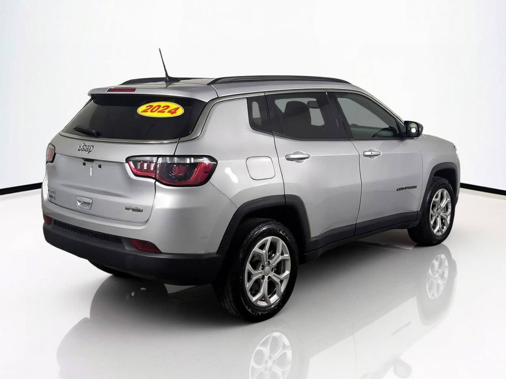 Used 2024 Jeep Compass Latitude AWD/4WD image 5