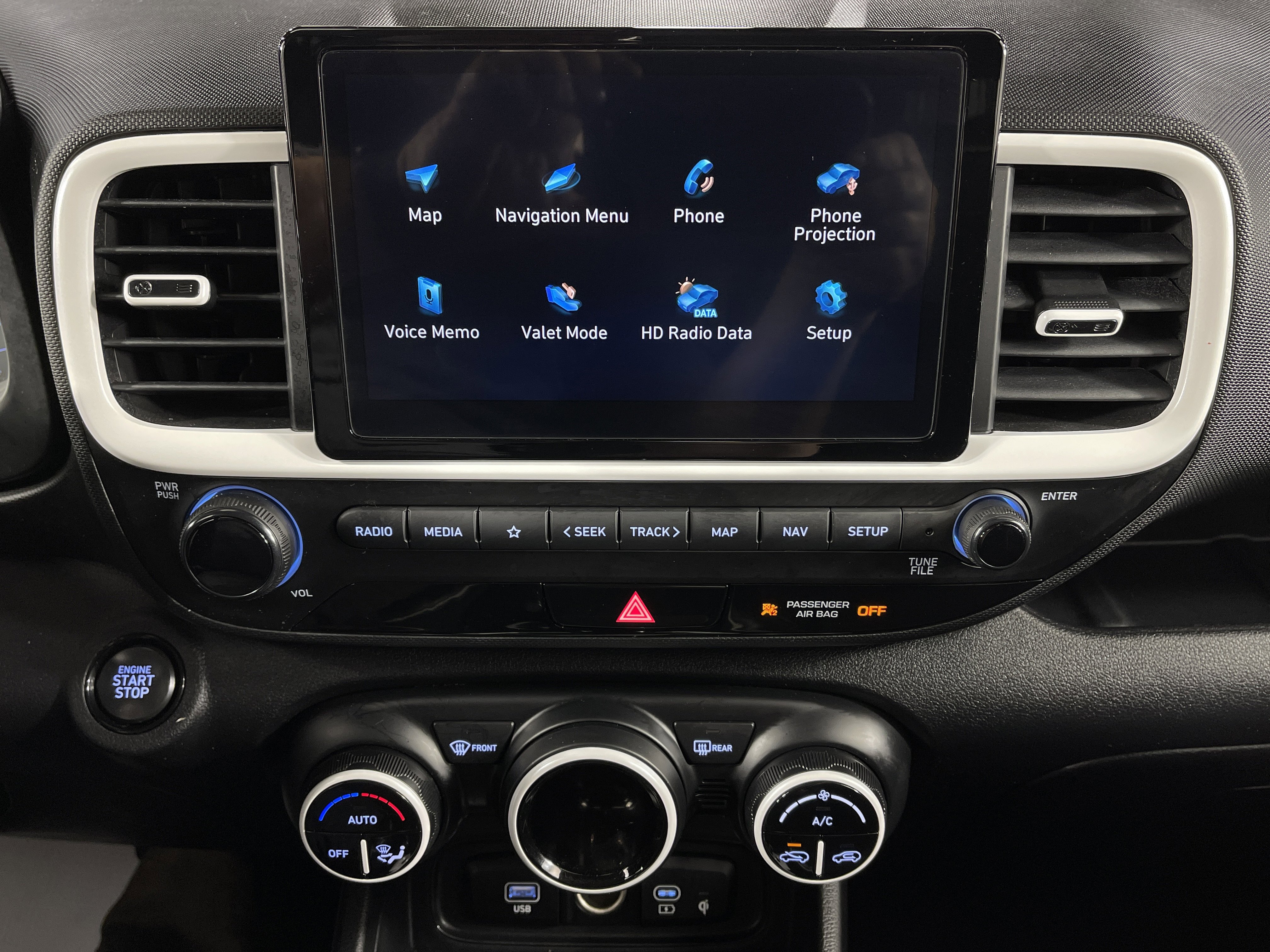 Used 2023 Hyundai Venue Limited image 21