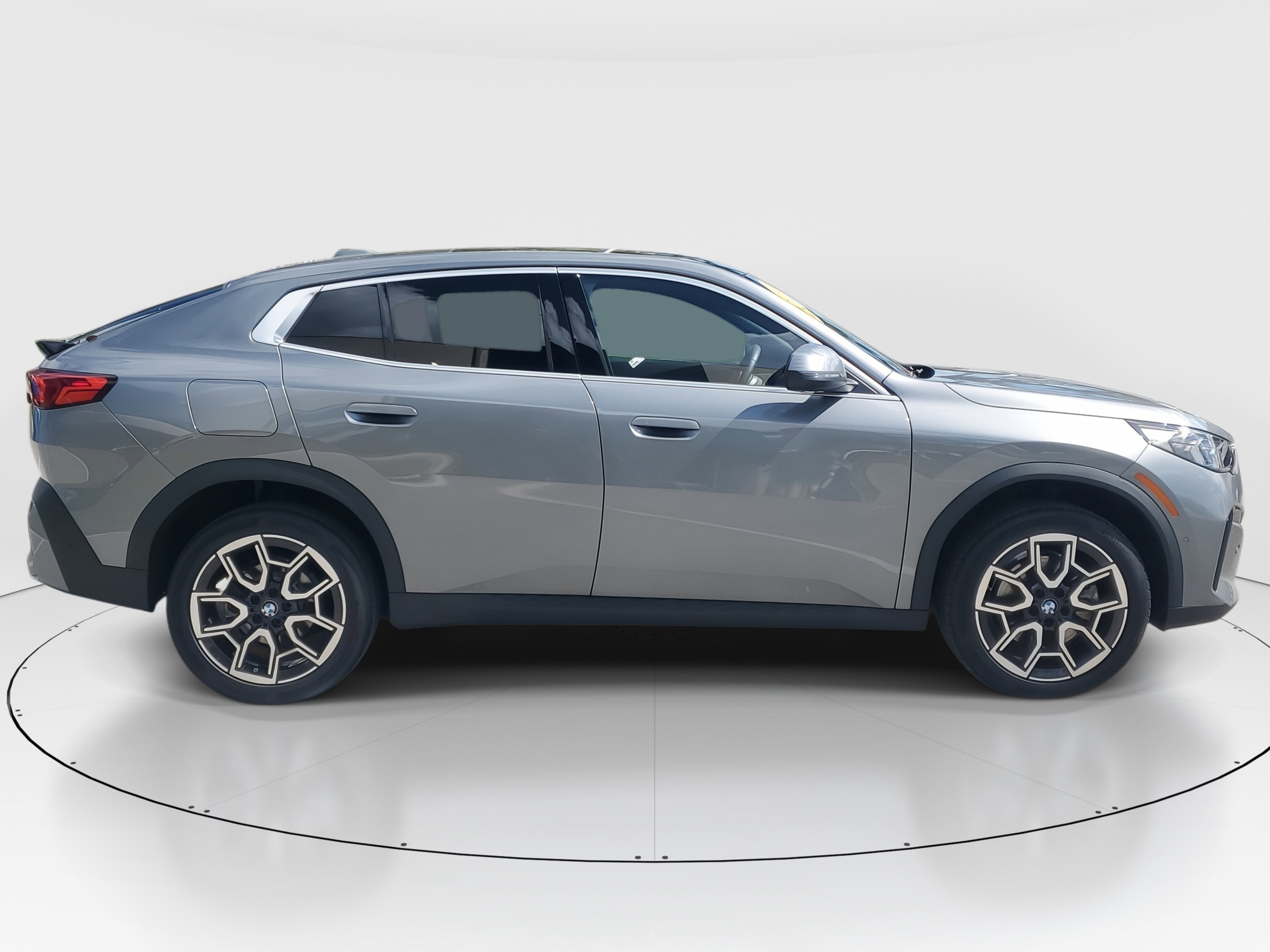 Used 2024 BMW X2 xDrive28i w/ Premium Package image 2