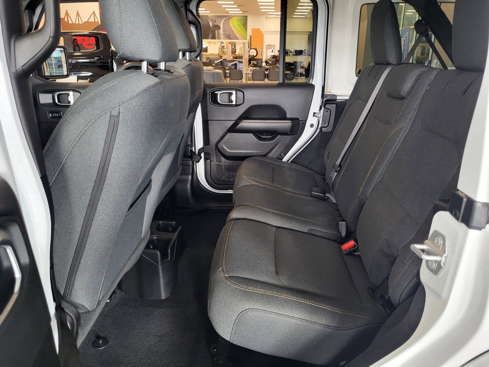 Used 2025 Jeep Wrangler Sahara image 17