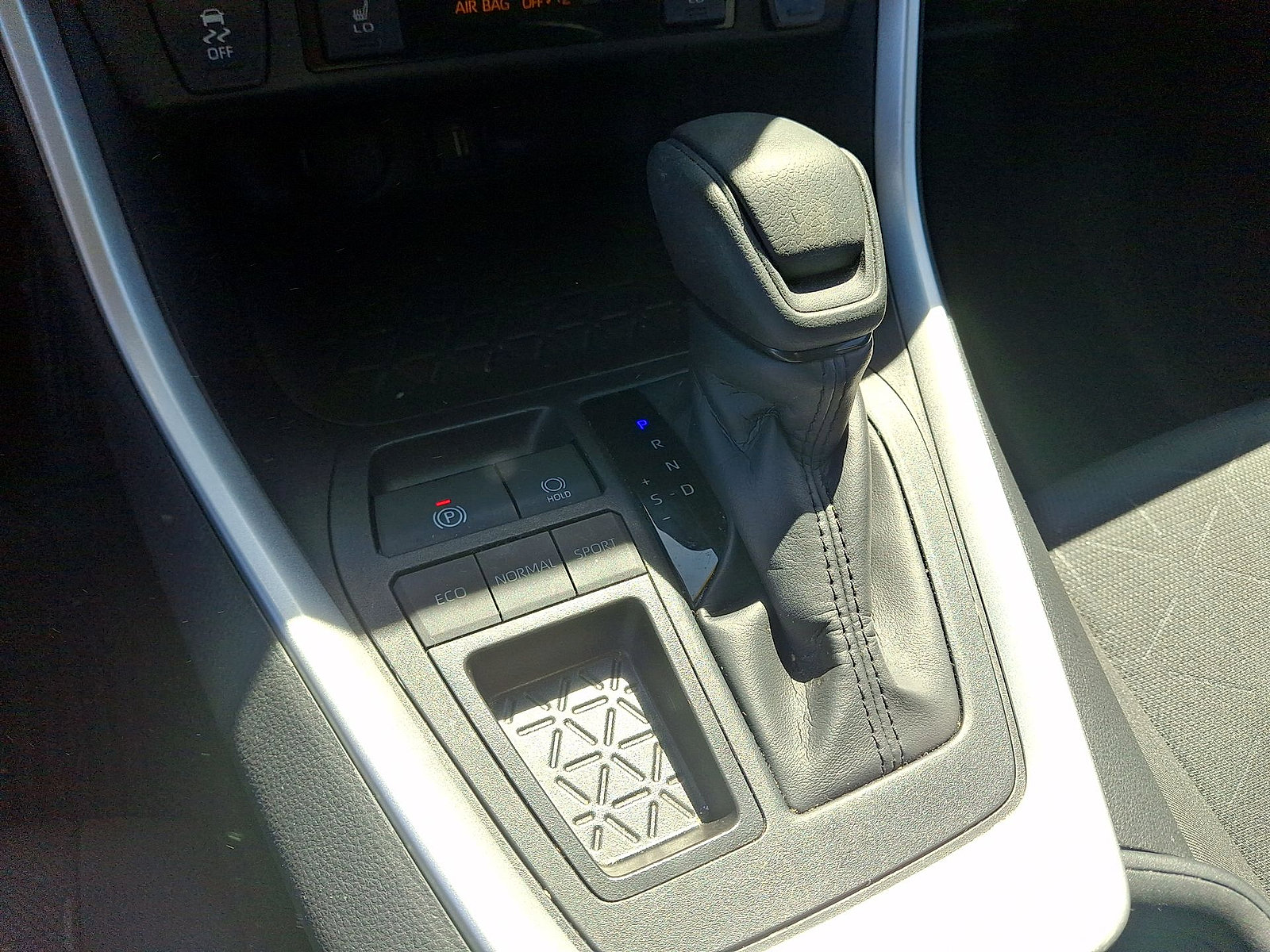 Used 2022 Toyota RAV4 XLE w/ Convenience Package FWD image 12