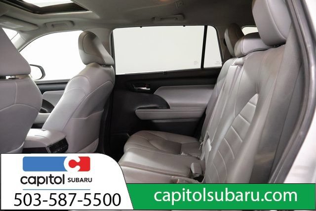 Used 2022 Toyota Highlander XLE AWD/4WD image 31