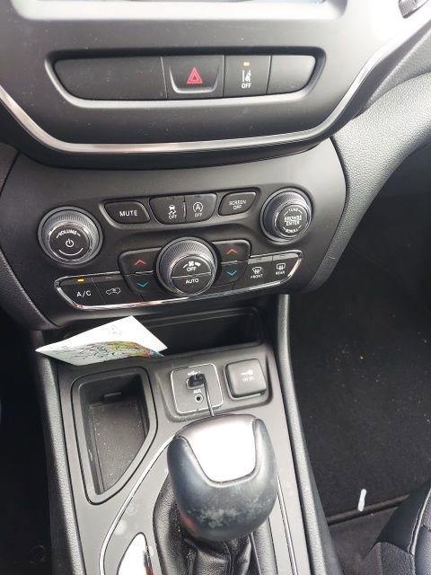 Used 2022 Jeep Cherokee Latitude Lux w/ Sun & Sound Group image 20