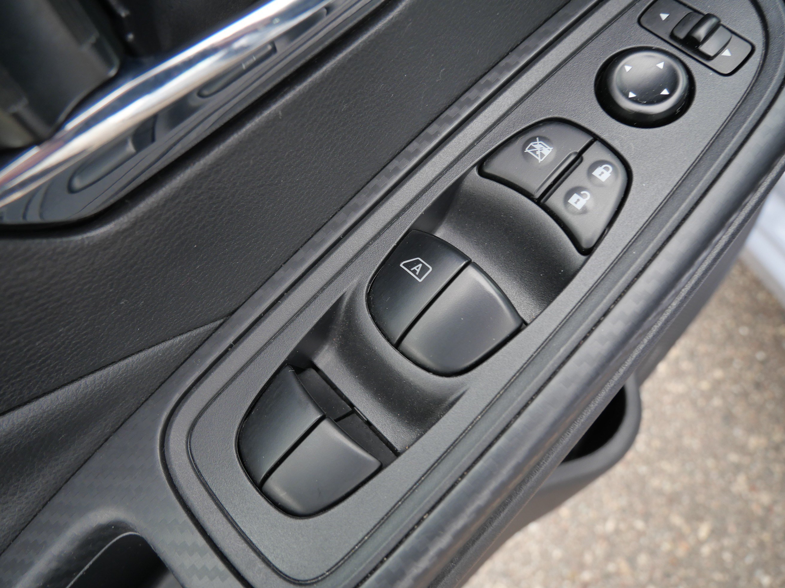 Used 2025 Nissan Versa SV FWD image 19