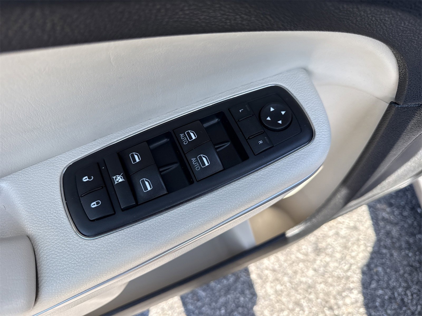 Used 2018 Chrysler 300 Limited image 14