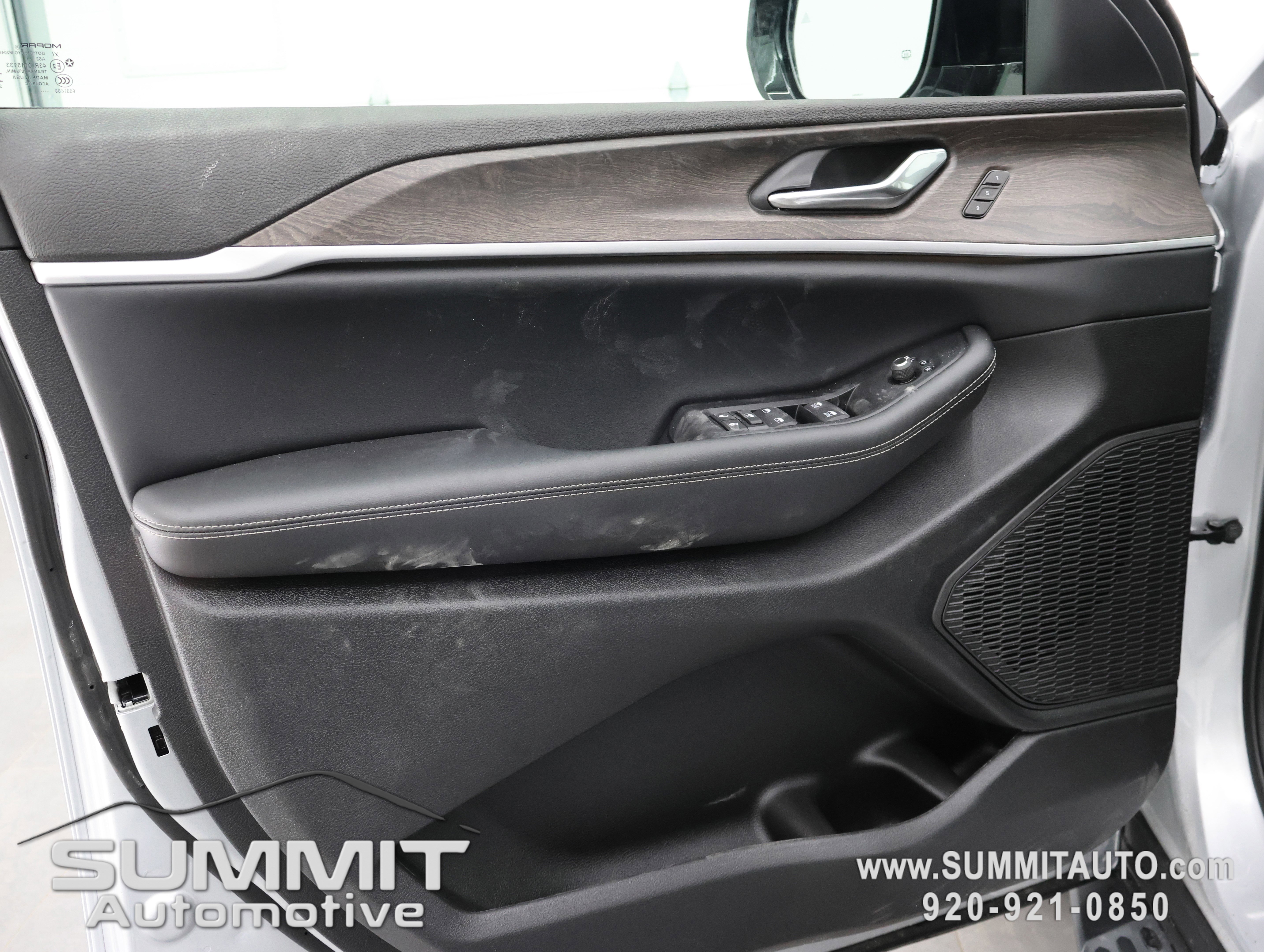 New 2025 Jeep Grand Cherokee Limited w/ Black Appearance Package image 40