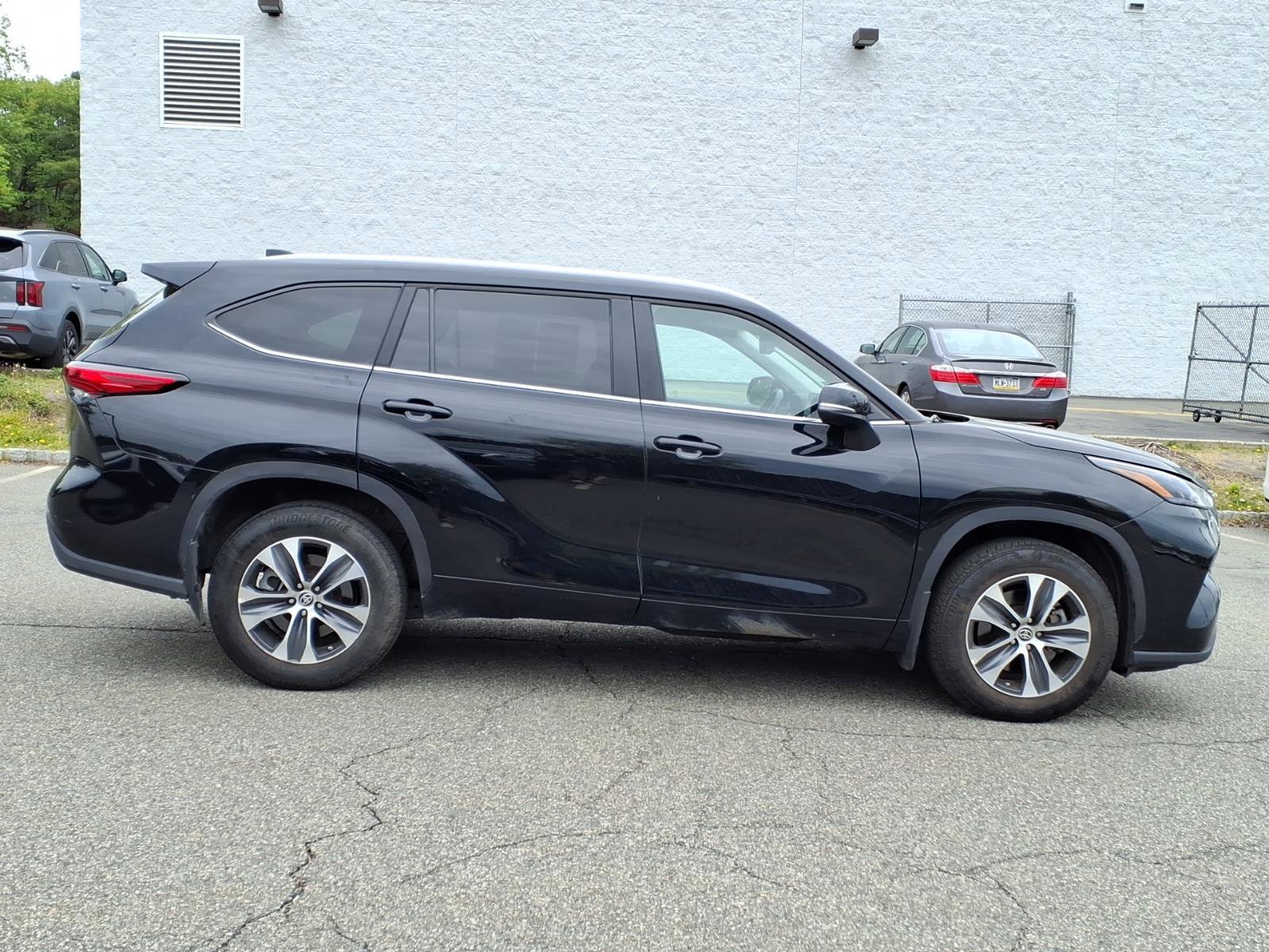Used 2023 Toyota Highlander XLE AWD/4WD image 8