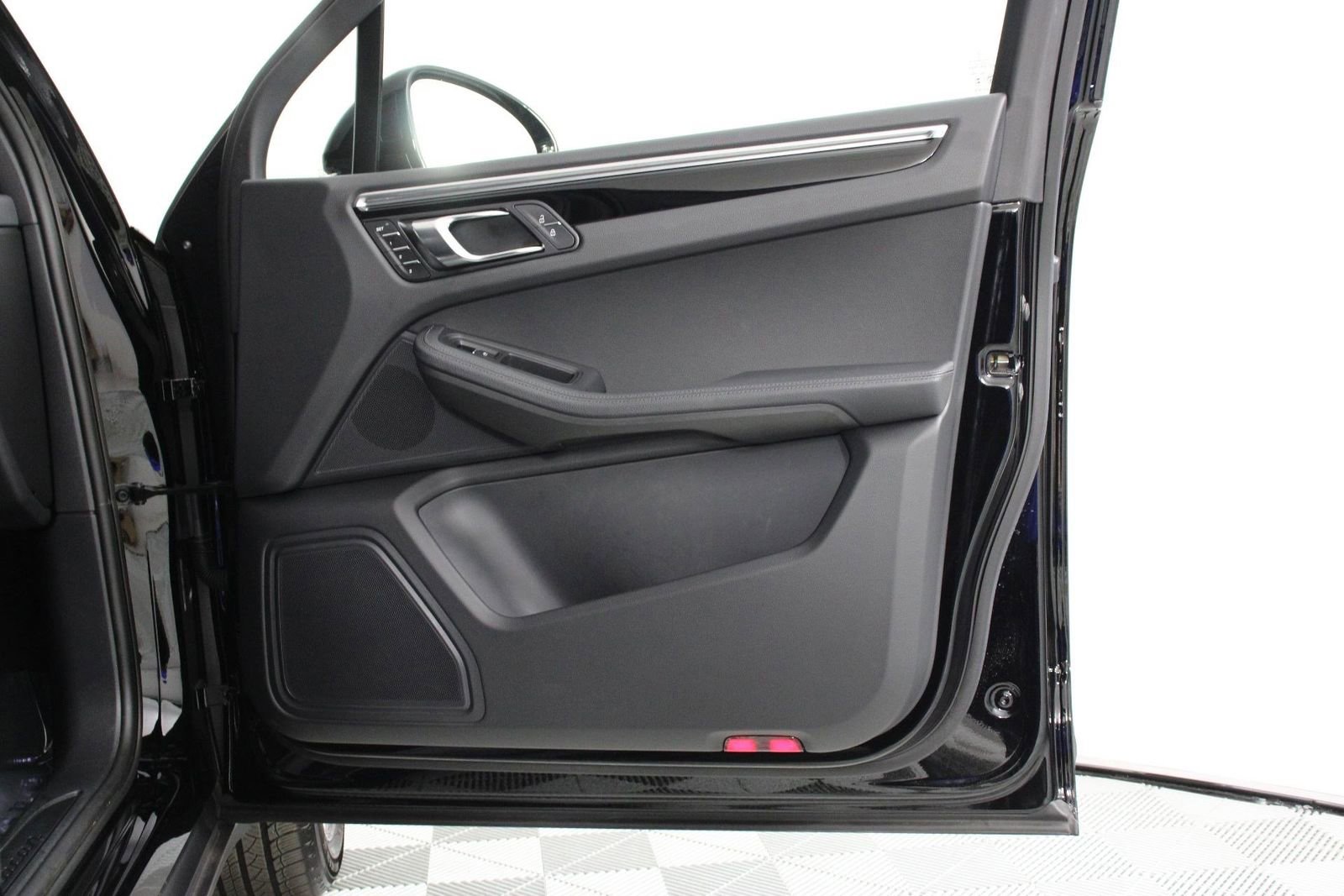 Certified 2025 Porsche Macan image 23