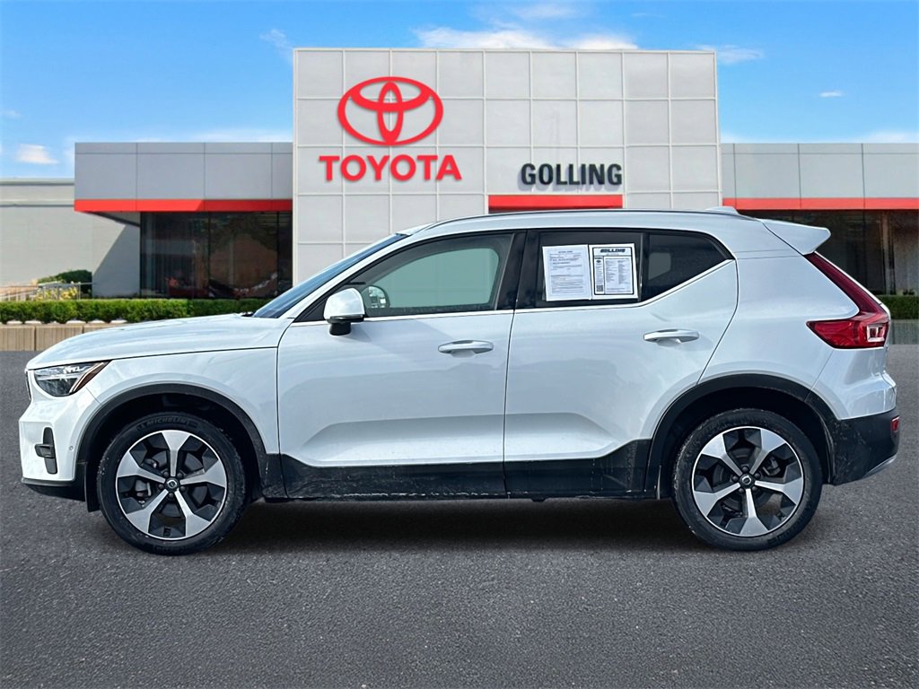 Used 2025 Volvo XC40 B5 Plus image 2