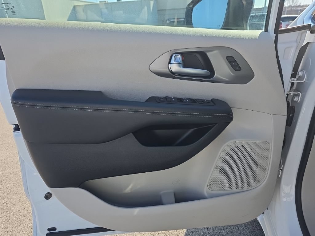 Used 2024 Chrysler Pacifica Touring-L FWD image 14