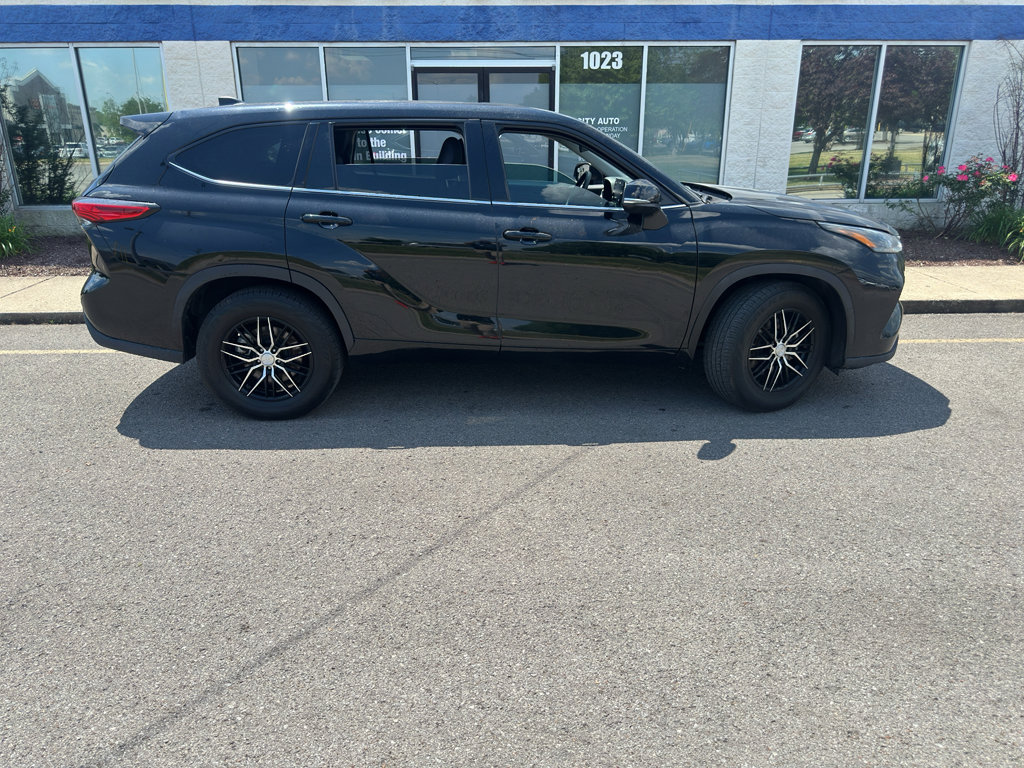 Used 2022 Toyota Highlander L FWD image 4