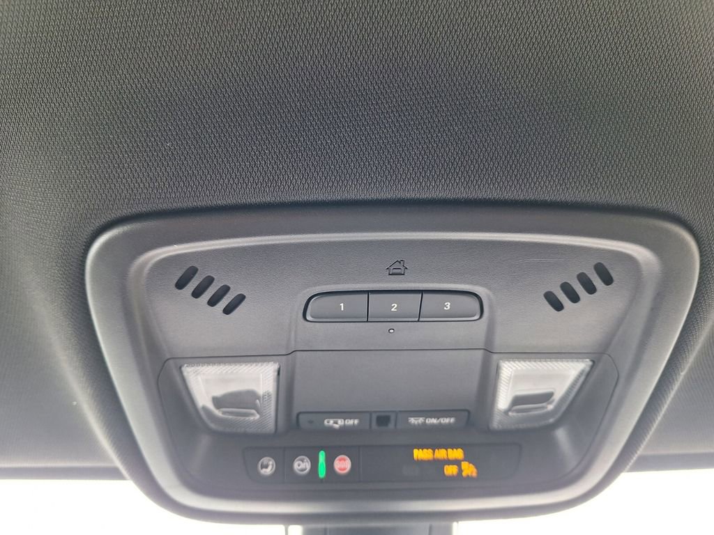 Used 2023 Chevrolet Traverse LT image 18