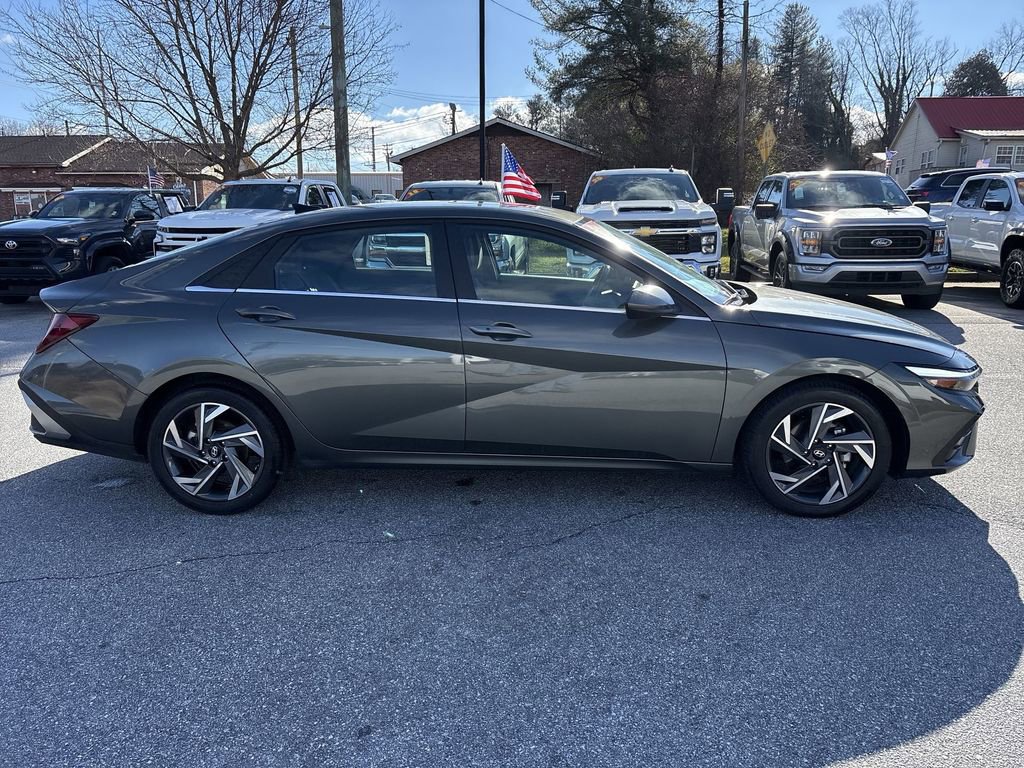 Used 2025 Hyundai Elantra SEL image 11
