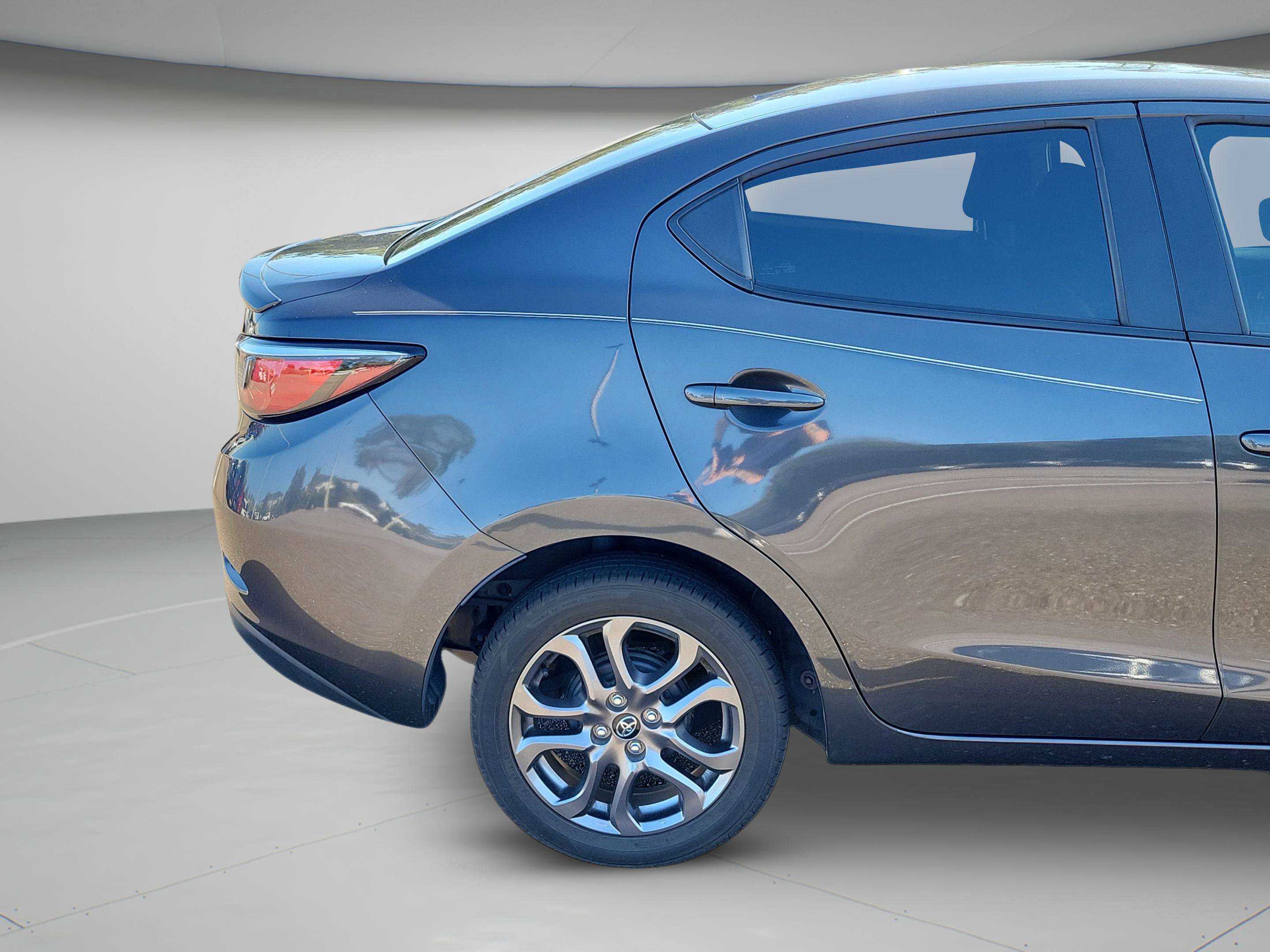 Used 2019 Toyota Yaris XLE image 26