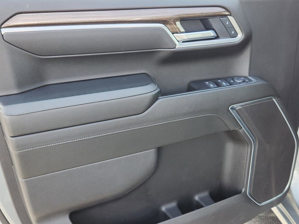 Used 2025 Chevrolet Silverado 1500 LT image 6
