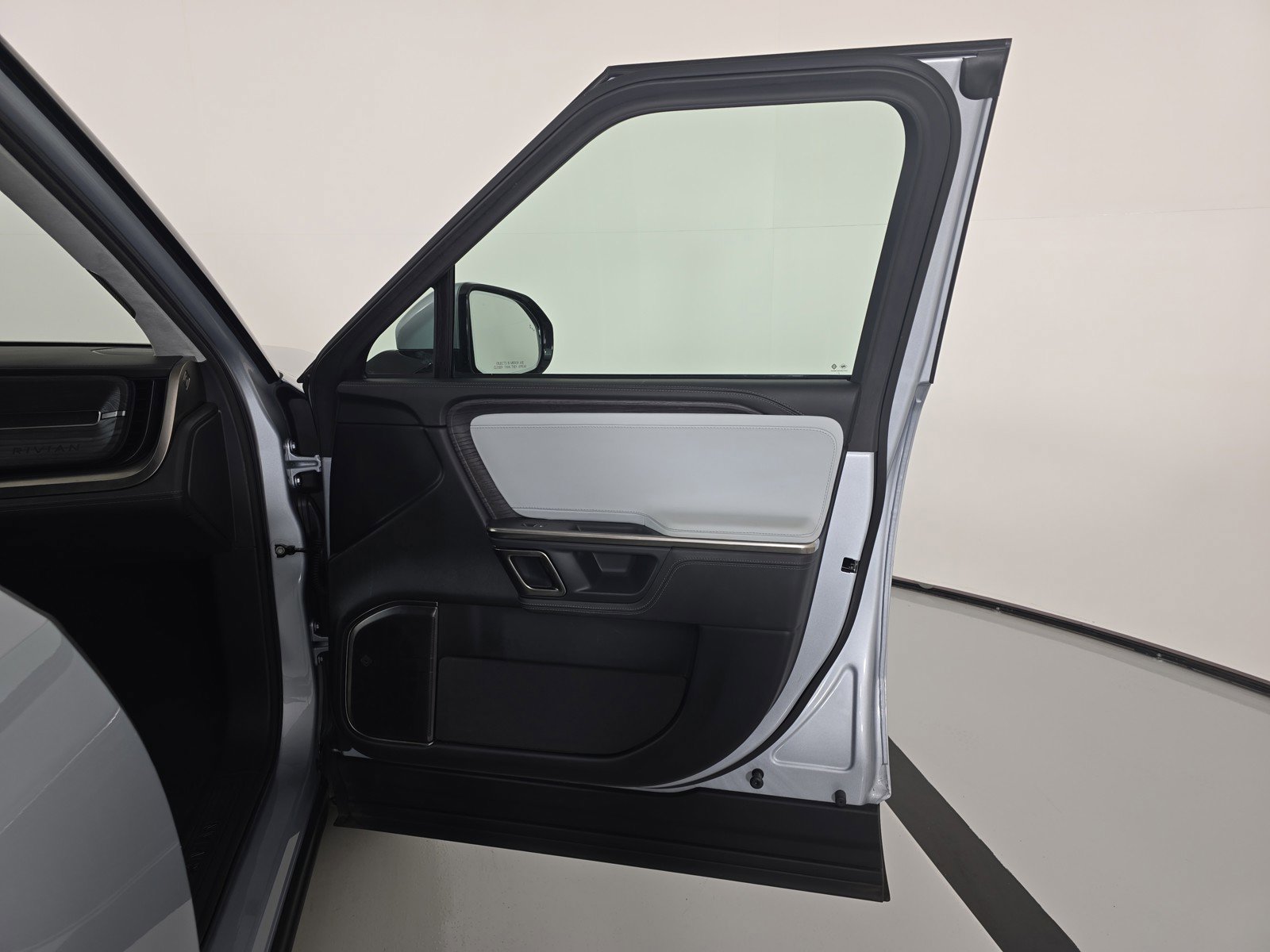 Used 2023 Rivian R1S Launch Edition image 18