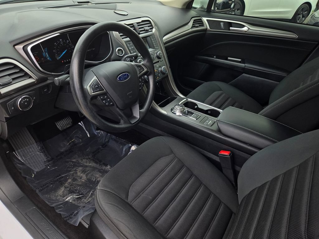 Used 2017 Ford Fusion SE FWD image 9