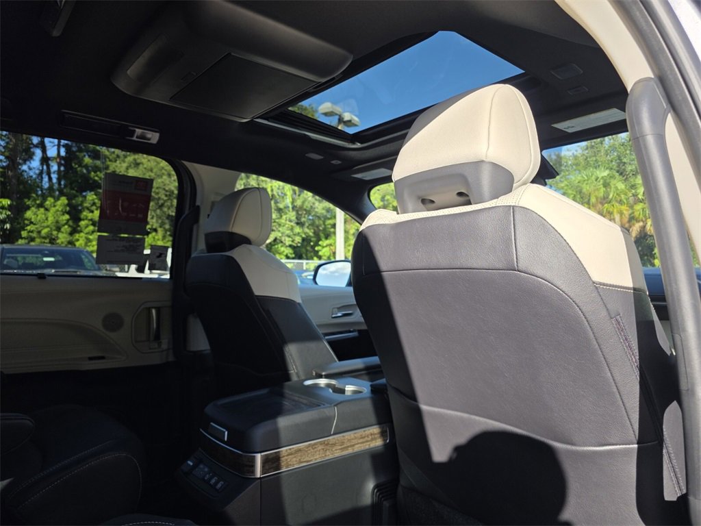 New 2025 Toyota Sienna Platinum image 16